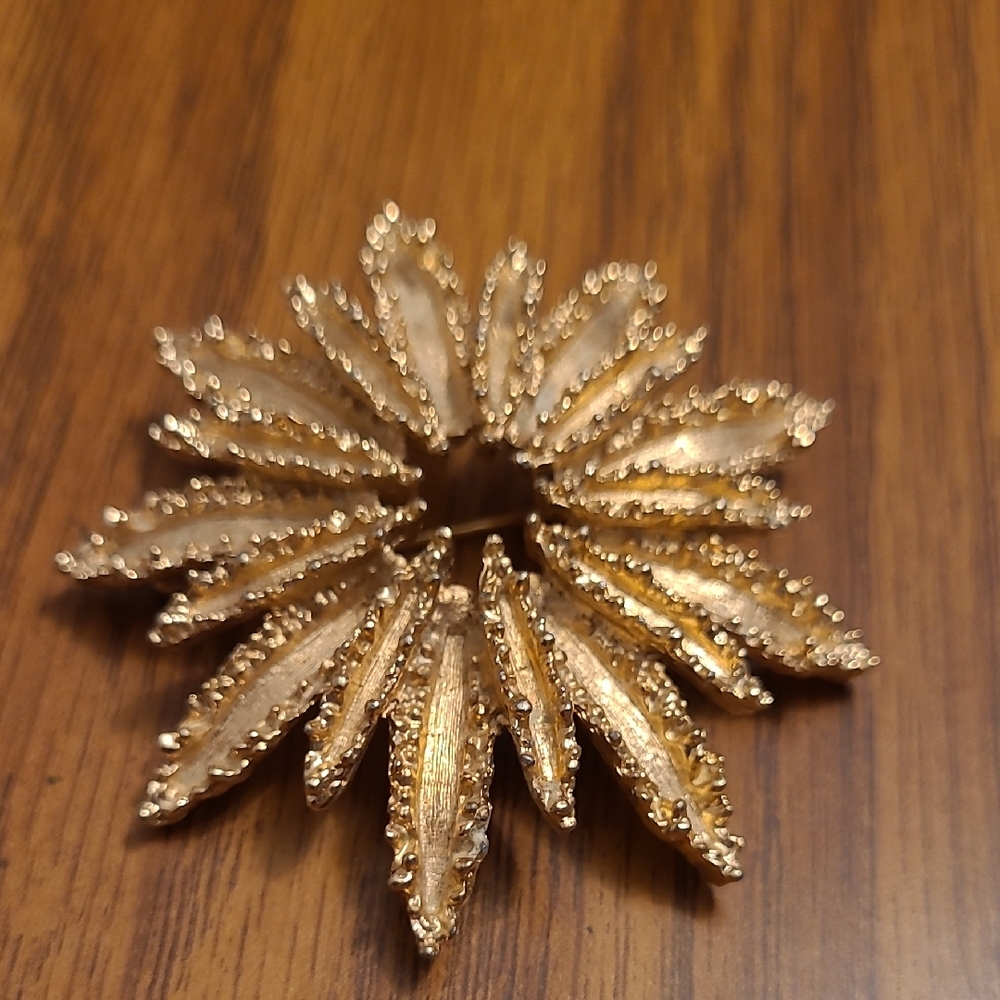 Avon Gold Tone Floral Starburst Brooch